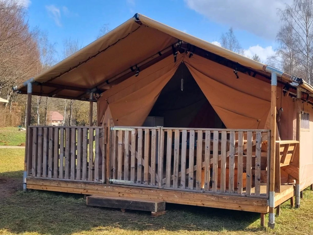tentes lodges camping bord de rivière Jura