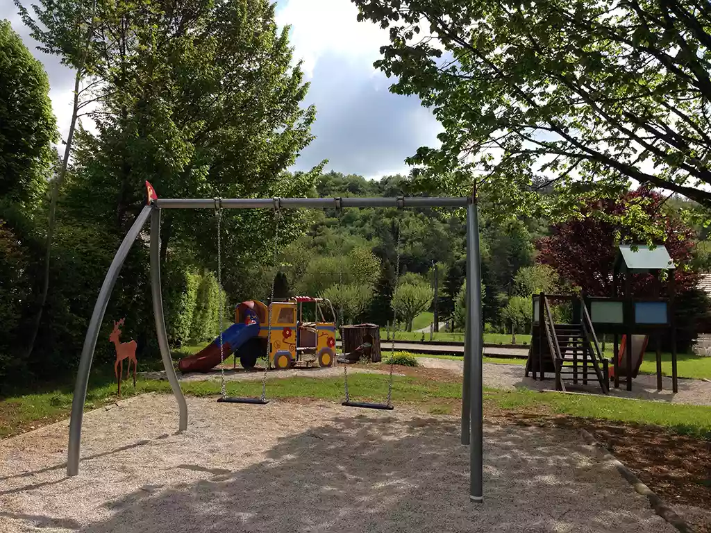 aire de jeux pour enfants camping Jura
