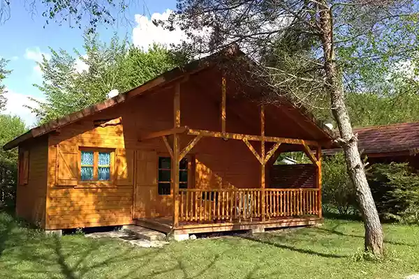 chalet en bois bord de rivière Jura