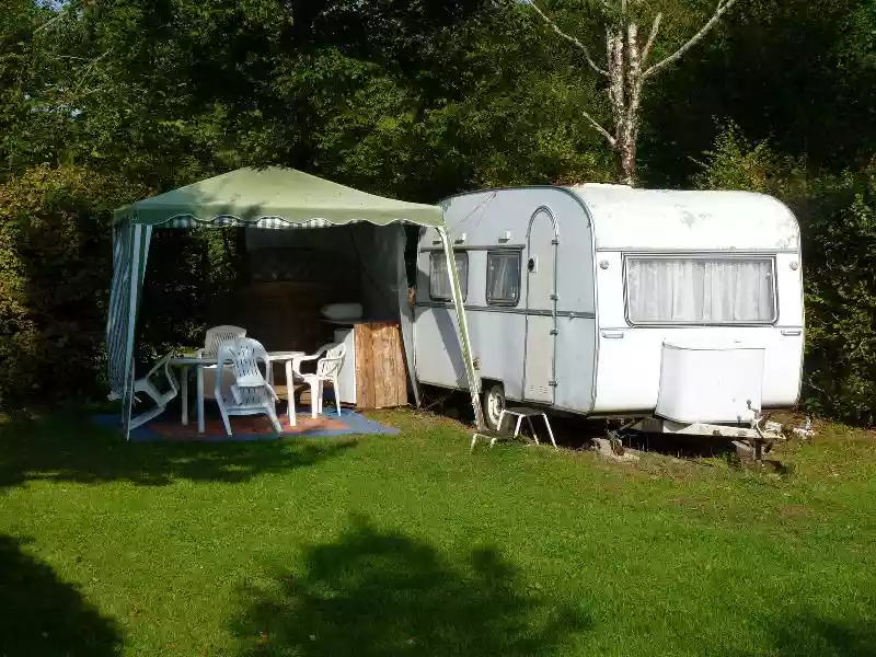 caravane vintage camping bord de rivière Jura